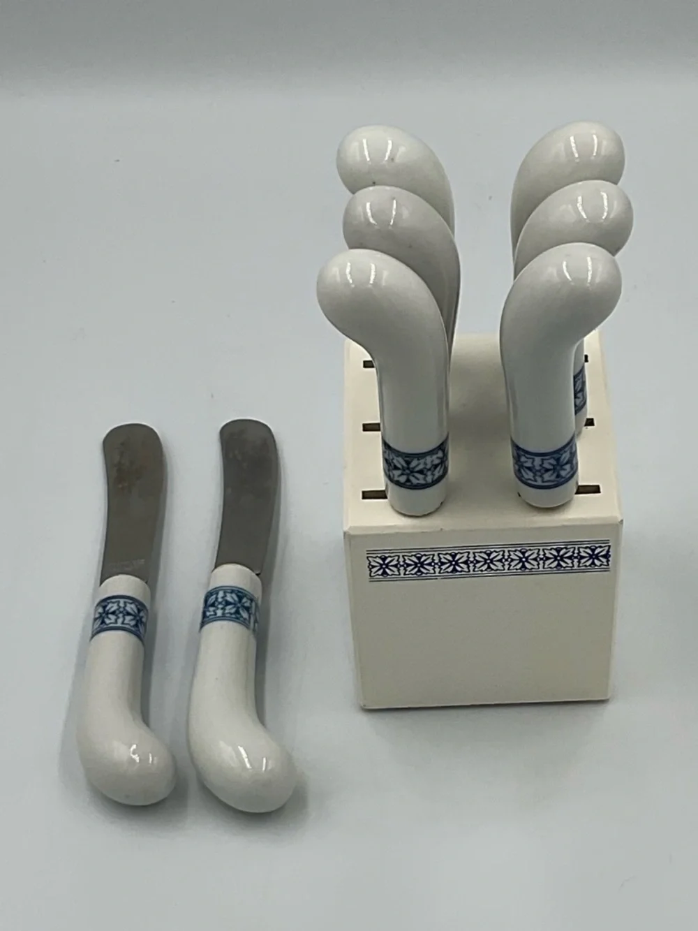 Vntg Ceramic Canape Butter Knives - Blue & White w/ Matching Woodblock Set of 8